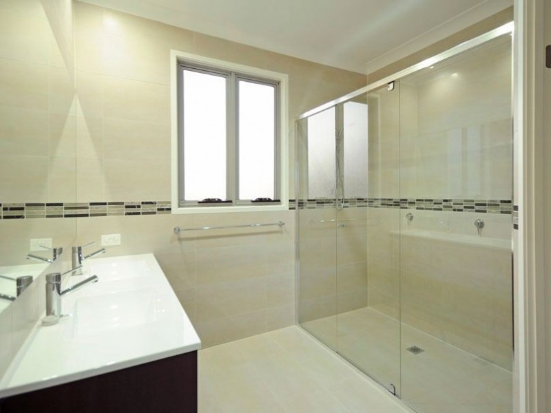 2/6 Sandown Avenue, Benowa QLD 4217