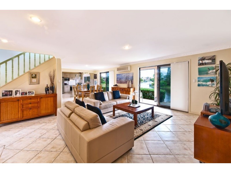 39 Selkirk Avenue, Benowa Waters QLD 4217