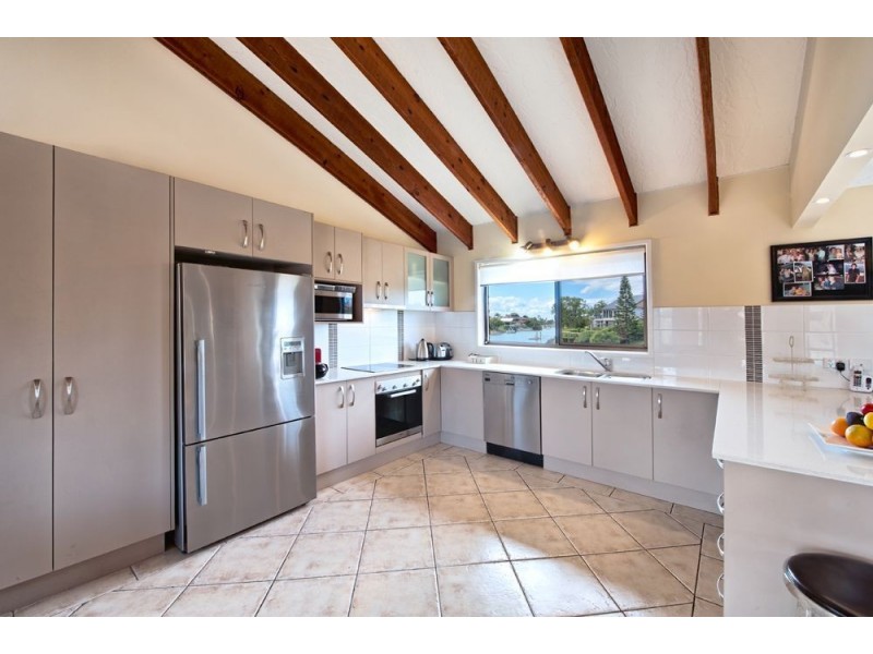 39 Selkirk Avenue, Benowa Waters QLD 4217