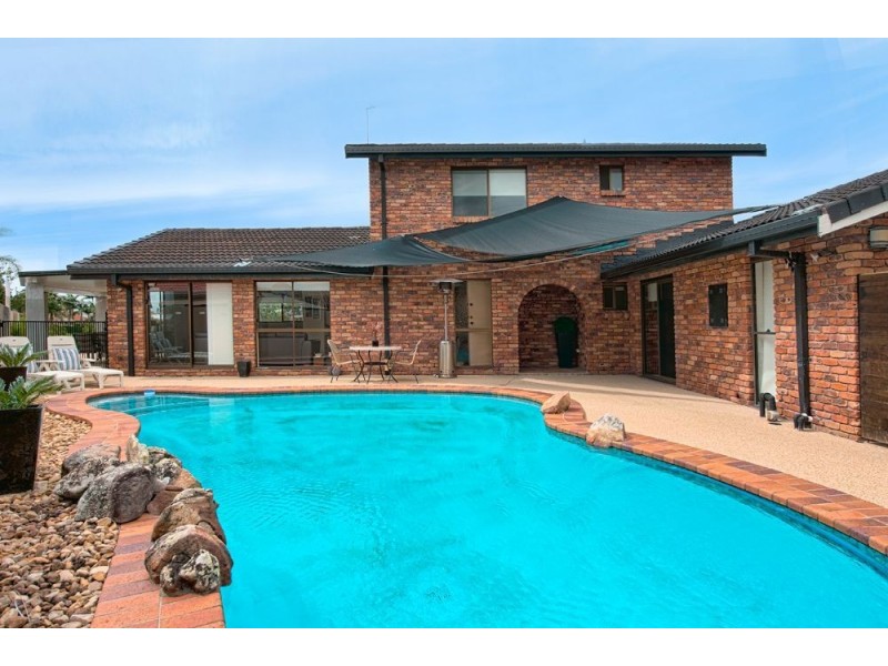 39 Selkirk Avenue, Benowa Waters QLD 4217