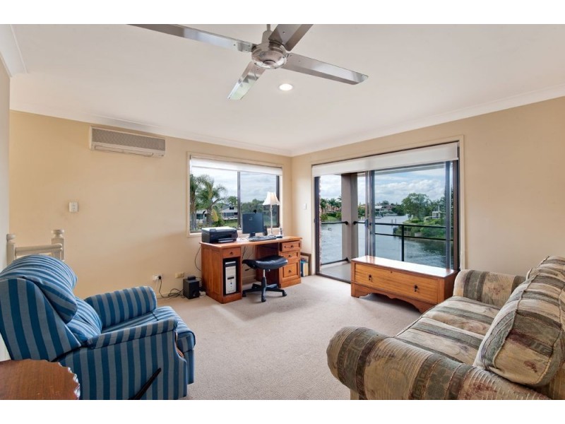 39 Selkirk Avenue, Benowa Waters QLD 4217