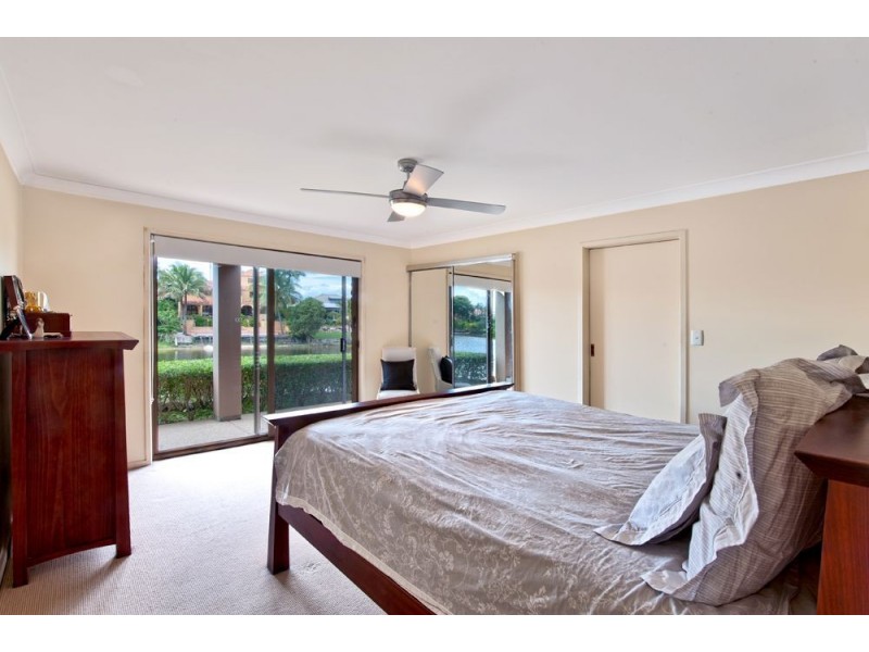 39 Selkirk Avenue, Benowa Waters QLD 4217