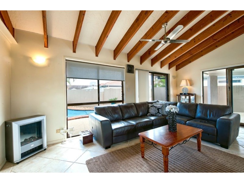 39 Selkirk Avenue, Benowa Waters QLD 4217