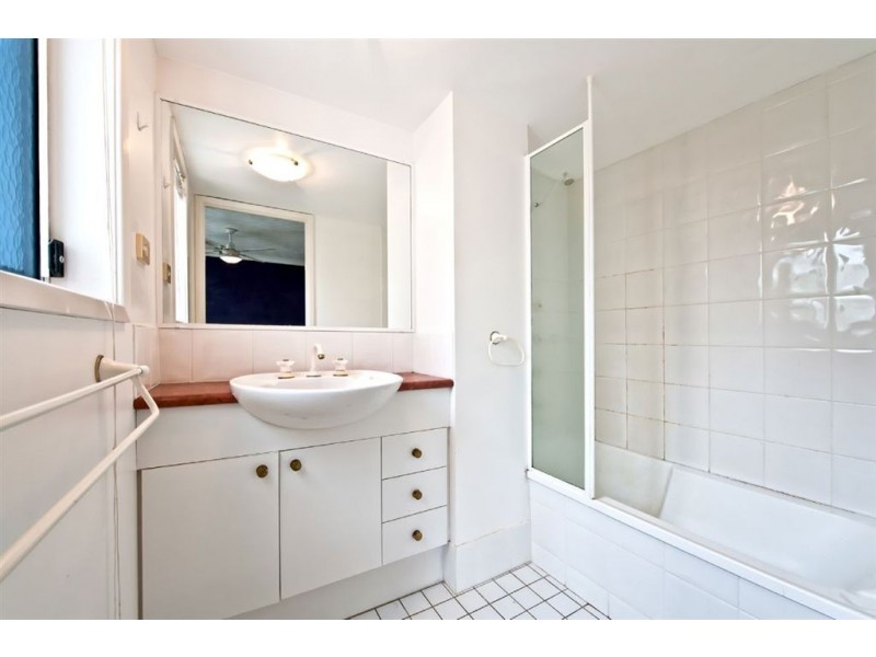 17/7 Purli Street, Chevron Island QLD 4217