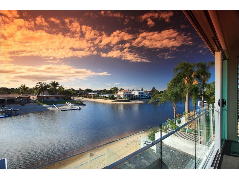 17 Mexicali Court, Broadbeach Waters QLD 4218