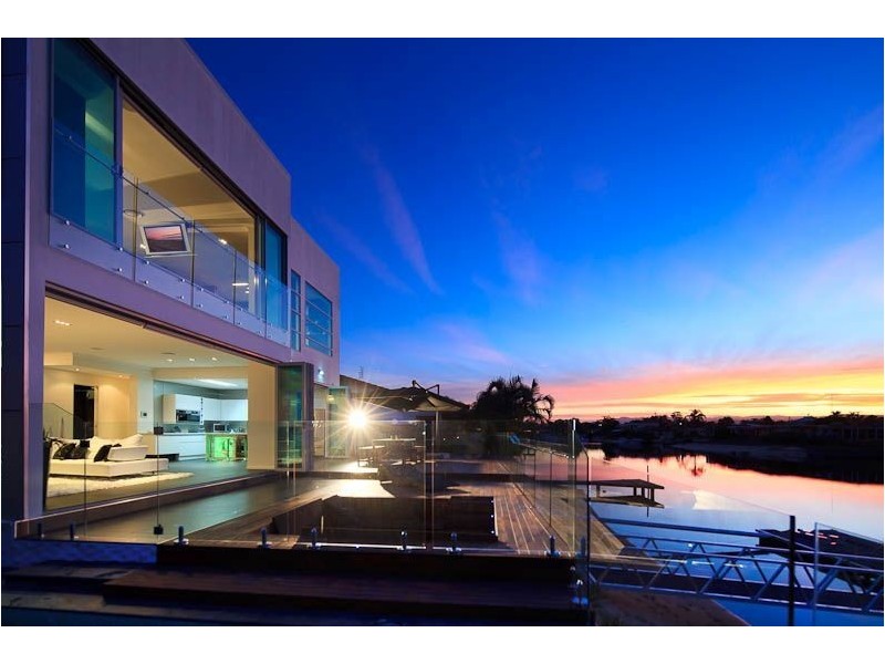 17 Mexicali Court, Broadbeach Waters QLD 4218
