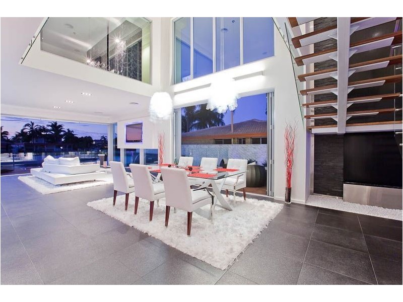 17 Mexicali Court, Broadbeach Waters QLD 4218