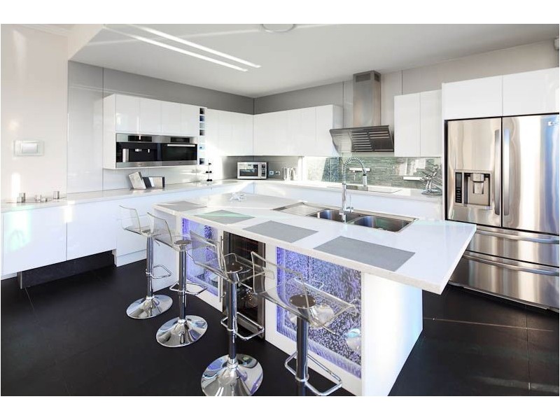 17 Mexicali Court, Broadbeach Waters QLD 4218