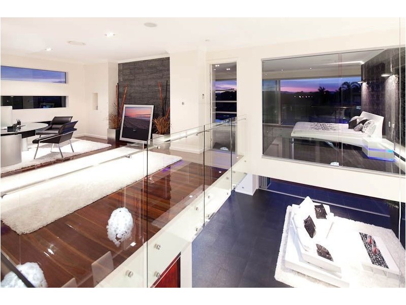 17 Mexicali Court, Broadbeach Waters QLD 4218