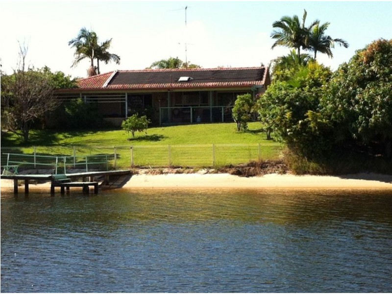 18 Cocos Crescent, Broadbeach Waters QLD 4218