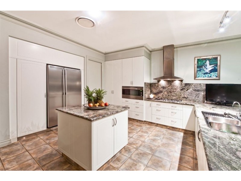 9 Ipsley Drive, Broadbeach Waters QLD 4218