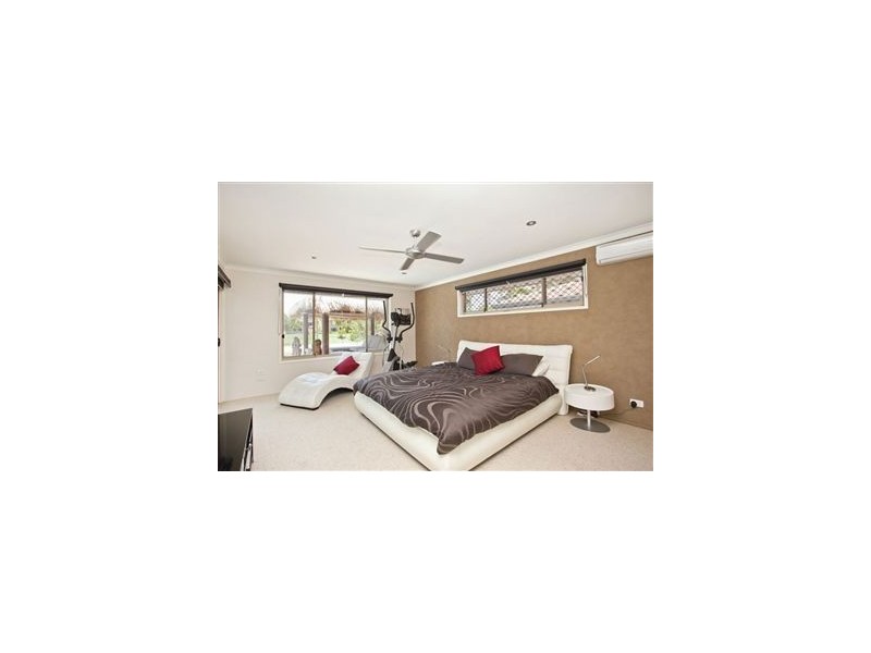 76 Hooker Blvd, Mermaid Waters QLD 4218