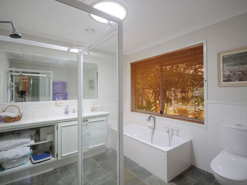 28 Marbella Drive, Benowa QLD 4217