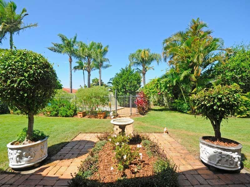 28 Marbella Drive, Benowa QLD 4217