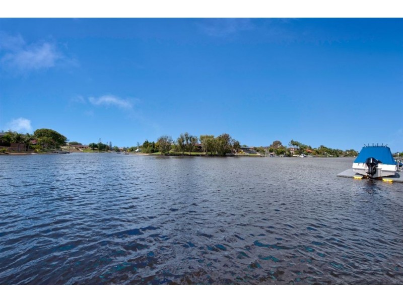 20 Ayrshire Avenue, Benowa QLD 4217