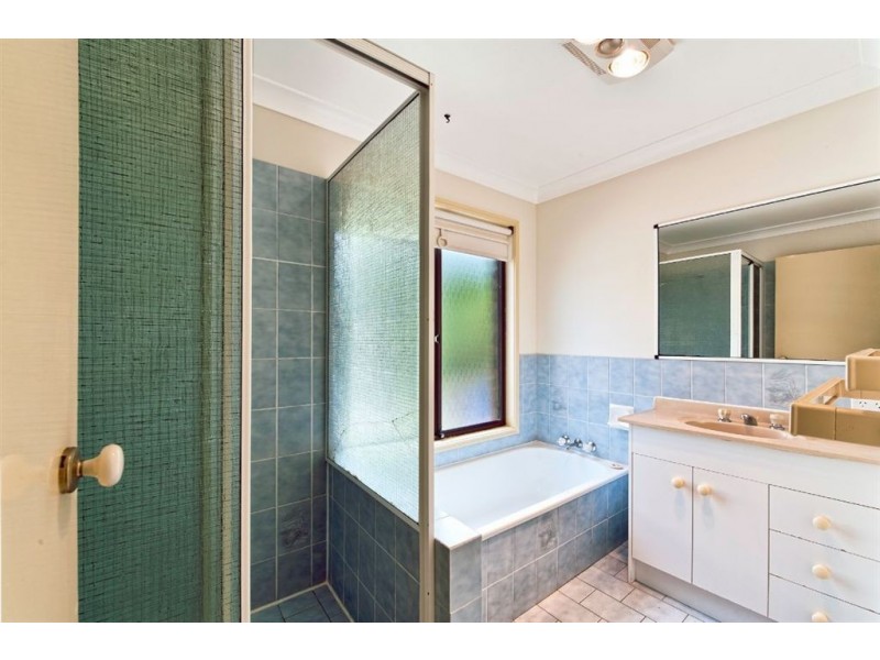 20 Ayrshire Avenue, Benowa QLD 4217