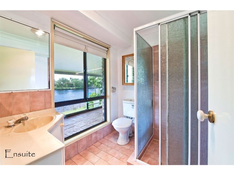 20 Ayrshire Avenue, Benowa QLD 4217