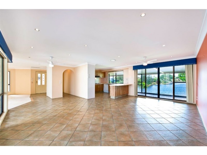 20 Ayrshire Avenue, Benowa QLD 4217