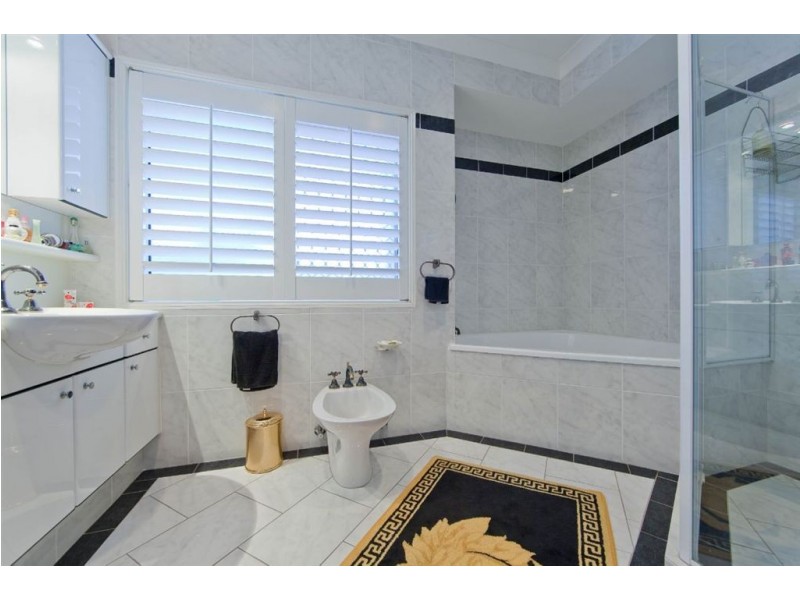 81 T E Peters Drive, Broadbeach Waters QLD 4218