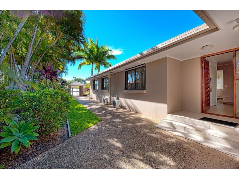 4 Kurrawa Avenue, Mermaid Waters QLD 4218