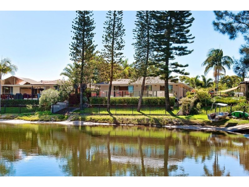 4 Kurrawa Avenue, Mermaid Waters QLD 4218