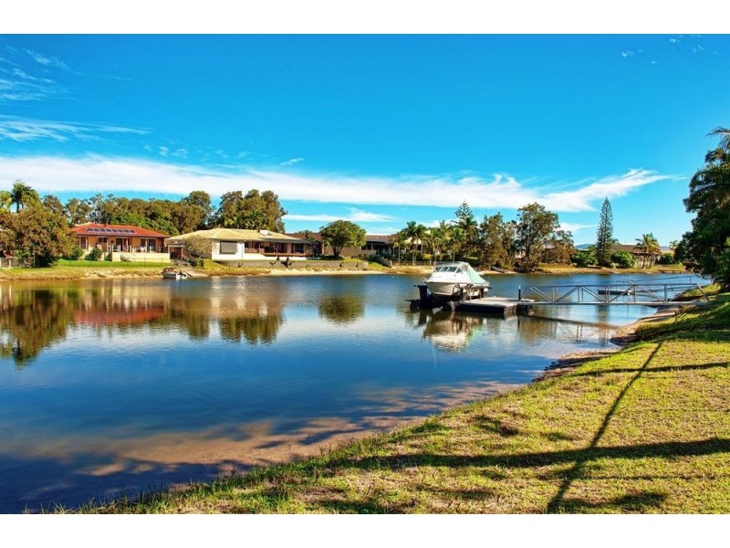 4 Kurrawa Avenue, Mermaid Waters QLD 4218