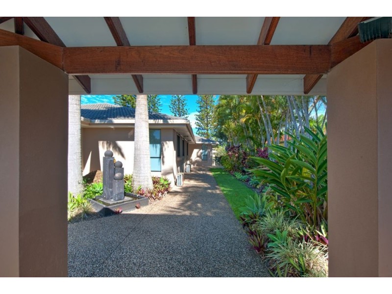 4 Kurrawa Avenue, Mermaid Waters QLD 4218