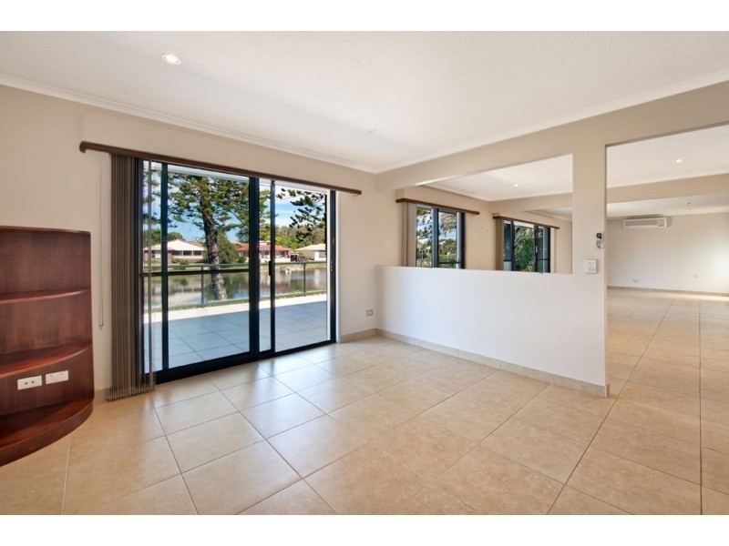 4 Kurrawa Avenue, Mermaid Waters QLD 4218