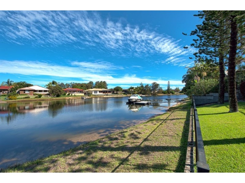 4 Kurrawa Avenue, Mermaid Waters QLD 4218