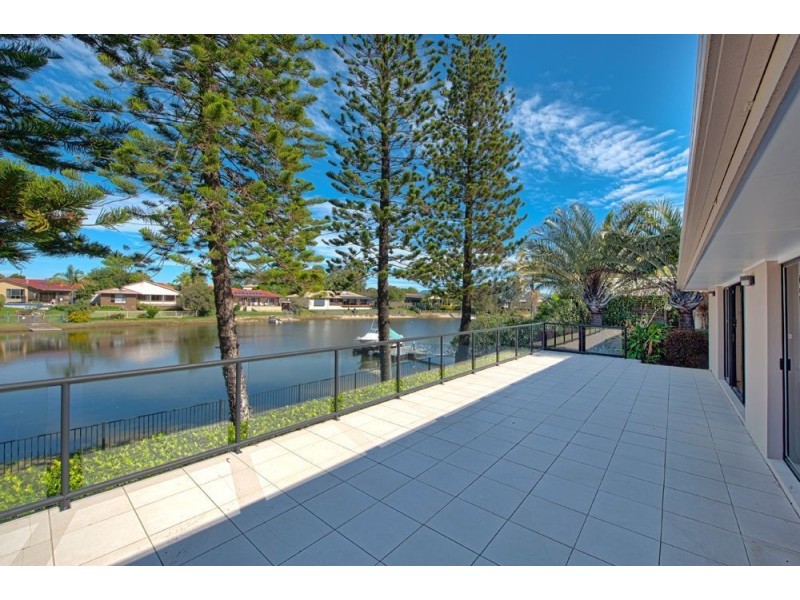 4 Kurrawa Avenue, Mermaid Waters QLD 4218