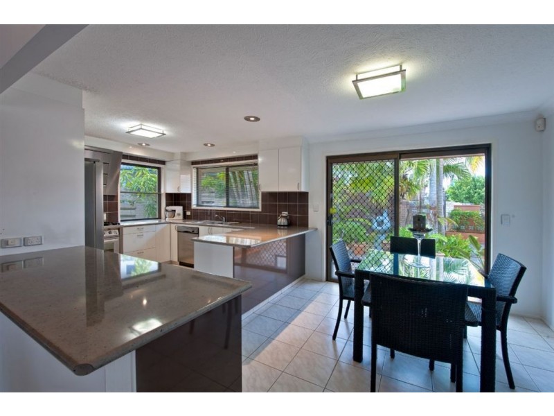 14 Cocos Crescent, Broadbeach Waters QLD 4218