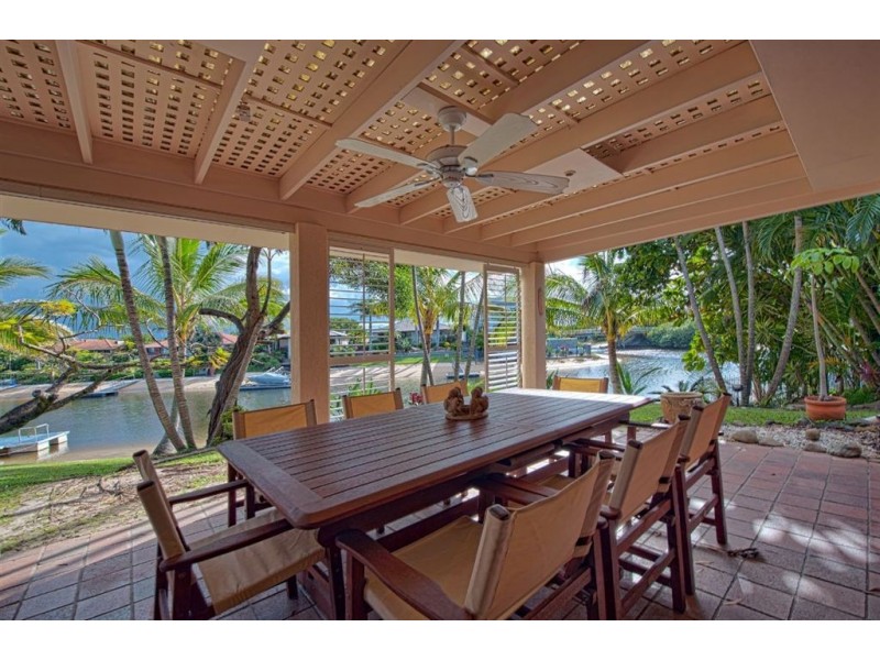 14 Cocos Crescent, Broadbeach Waters QLD 4218