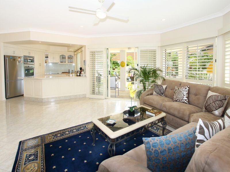 6 Deborah Avenue, Benowa Waters QLD 4217