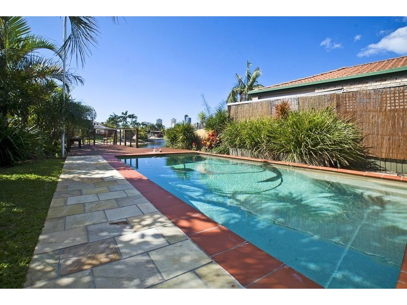 2 Seaforth Avenue, Broadbeach Waters QLD 4218
