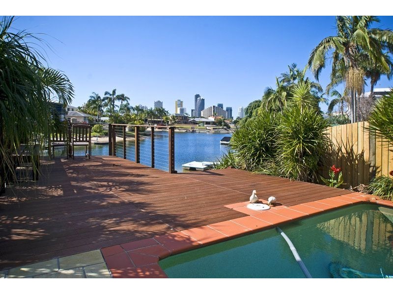 2 Seaforth Avenue, Broadbeach Waters QLD 4218