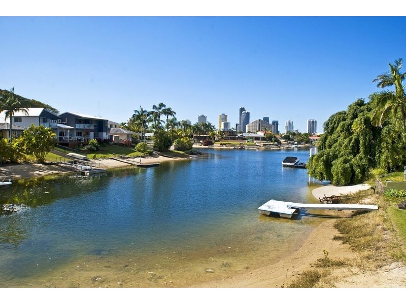 2 Seaforth Avenue, Broadbeach Waters QLD 4218