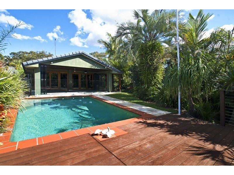 2 Seaforth Avenue, Broadbeach Waters QLD 4218