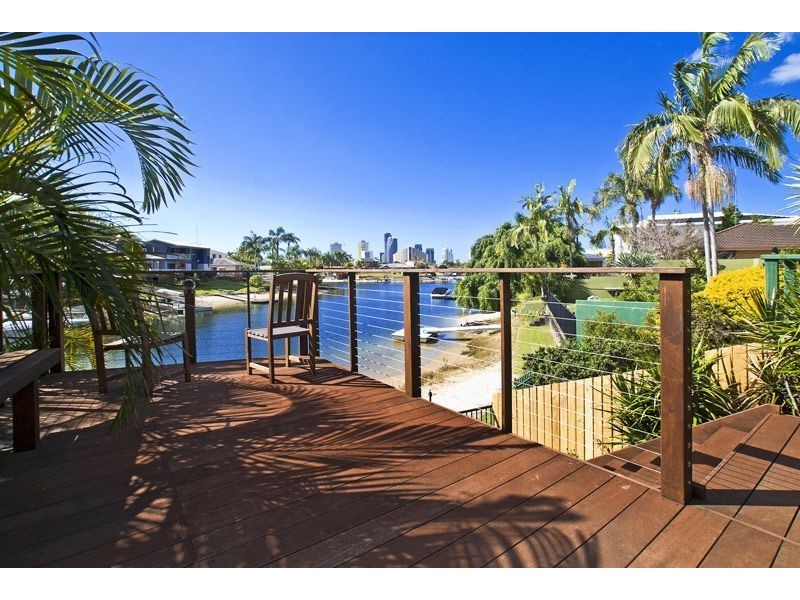 2 Seaforth Avenue, Broadbeach Waters QLD 4218