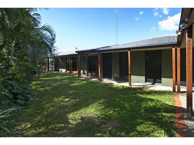 2 Seaforth Avenue, Broadbeach Waters QLD 4218