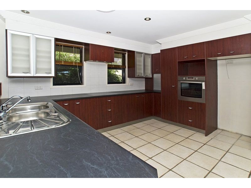 2 Seaforth Avenue, Broadbeach Waters QLD 4218