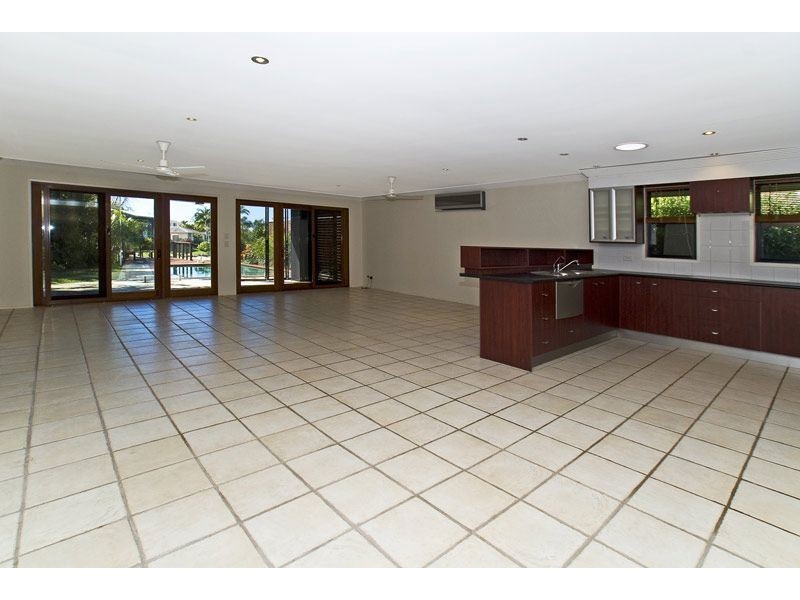 2 Seaforth Avenue, Broadbeach Waters QLD 4218