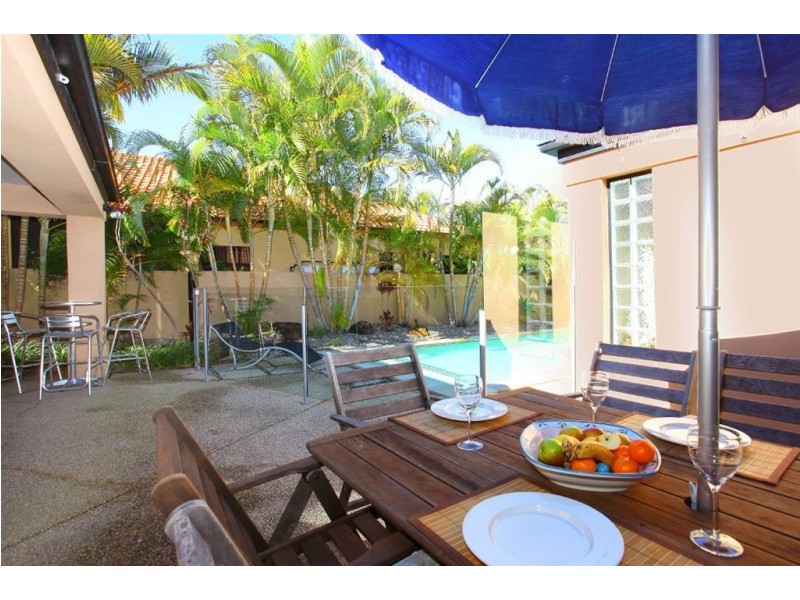 26 Deborah Ave, Benowa Waters QLD 4217
