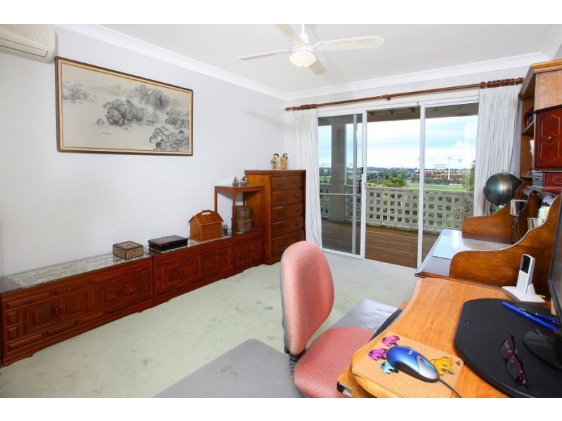 10 Summit Crescent, Carrara QLD 4211