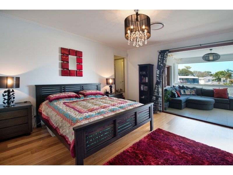 10 Seaforth Ave, Broadbeach Waters QLD 4218