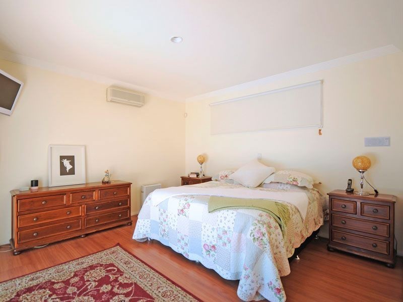 40 Sir Bruce Small Blvd, Benowa Waters QLD 4217