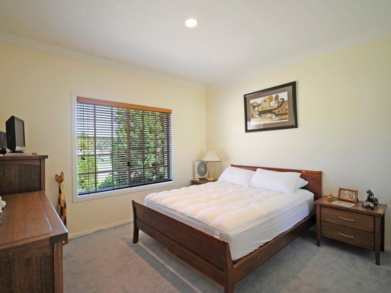 40 Sir Bruce Small Blvd, Benowa Waters QLD 4217