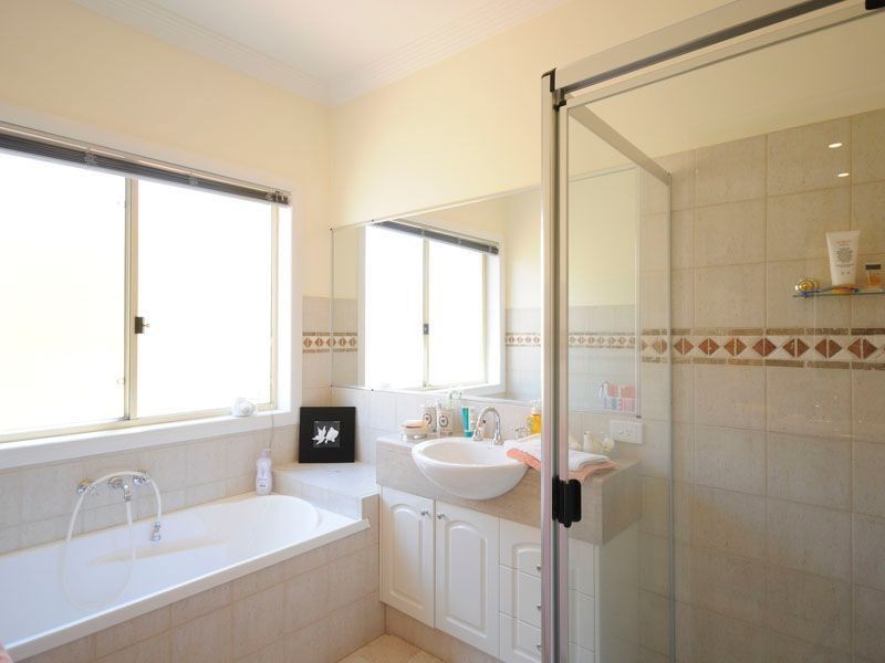 40 Sir Bruce Small Blvd, Benowa Waters QLD 4217