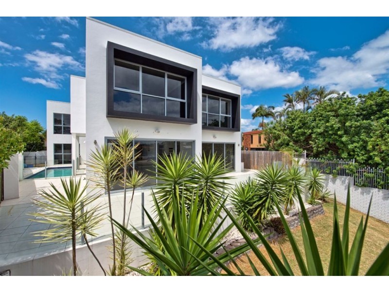 2 Cedar Place, Broadbeach Waters QLD 4218