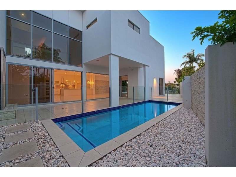 2 Cedar Place, Broadbeach Waters QLD 4218