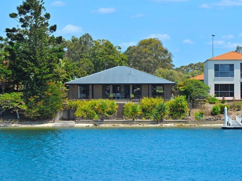 40 Sailaway Street, Mermaid Waters QLD 4218